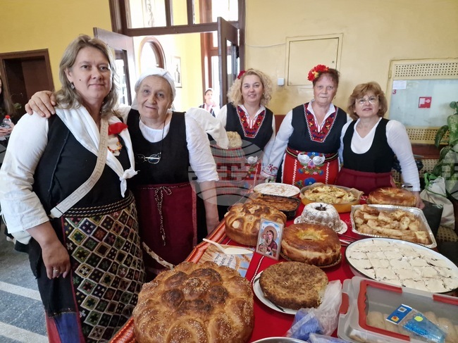 Празник на хляба във великотърновското село Ресен обедини кулинари и фолклорни изпълнители от седем области на страната