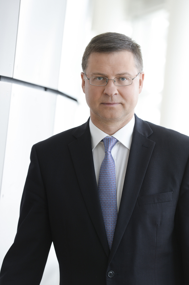 УНСС: Изпълнителният заместник-председател на ЕК Валдис Домбровскис ще бъде удостоен с „Доктор хонорис кауза на УНСС“ 