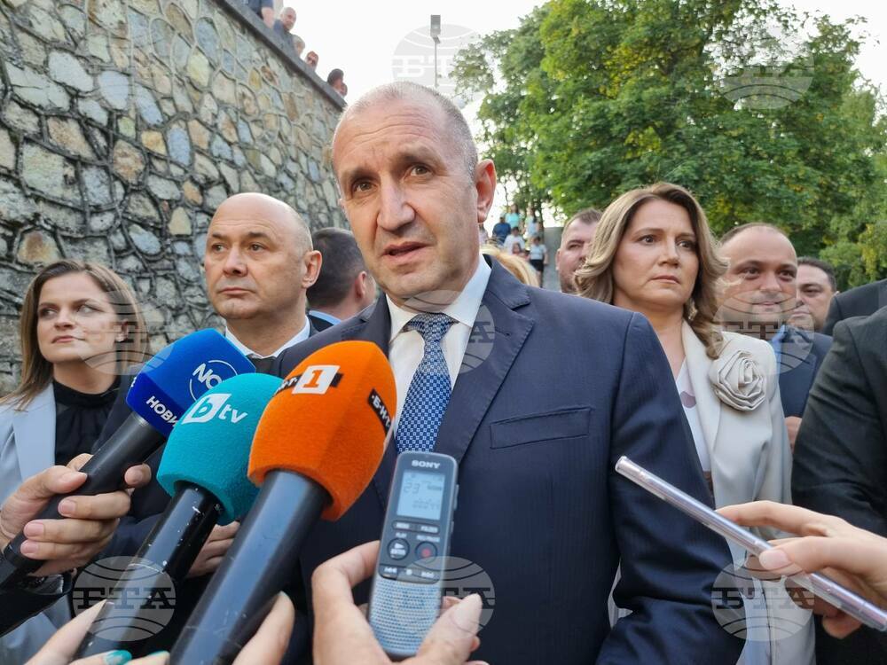Работи се много активно и се анализират всички възможни маршрути и подходи за евакуация на нашите сънародници от Близкия изток, каза в Хисаря Румен Радев