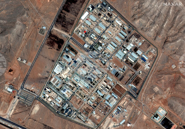 Израел каза, че е ликвидирал трима командири от иранската Революционната гвардия на Иран, а МААЕ потвърди, че цех за центрофуги за обогатяване на уран е засегнат при израелски удар в Исфахан 