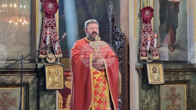 Може би и ние днес се крепим на молитвите и благочестието на праведниците и светиите, каза в проповедта си във Враца отец Николай Костадинов