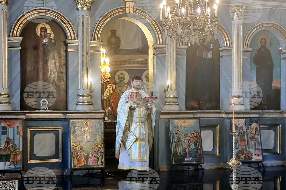 Нека по молитвите на всички светии Бог да ни укрепи за християнски и по-добър живот, каза отец Милен от плевенския храм „Света Параскева“