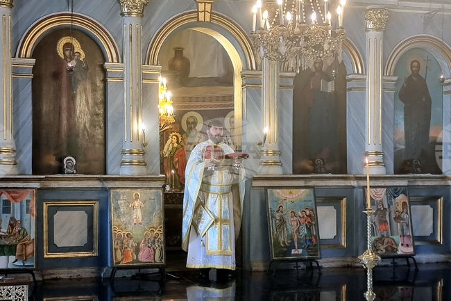 Нека по молитвите на всички светии Бог да ни укрепи за християнски и по-добър живот, каза отец Милен от плевенския храм „Света Параскева“