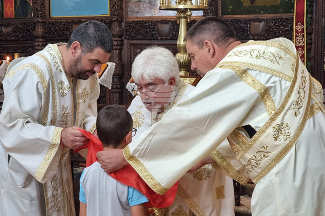 С думи за смисъла на започващите утре Петрови пости се обърна отец Стоян към миряните в ямболския храм „Св. Георги Победоносец“