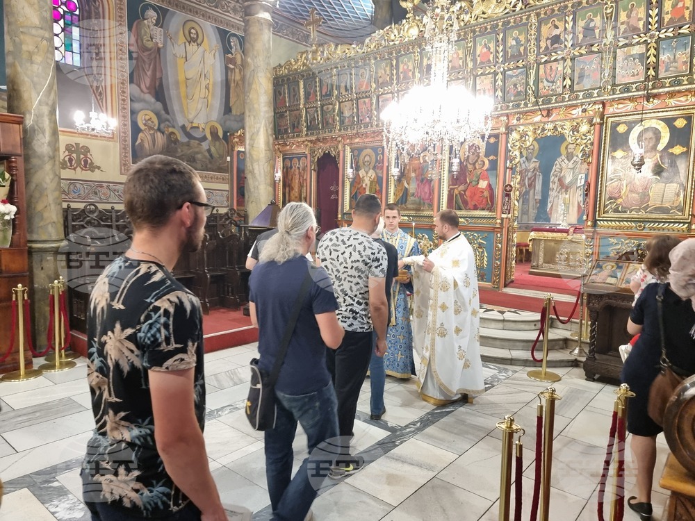 Празнуваме всички светии, които със силата на Светия дух вършеха и вършат чудеса, каза отец Иван от Русе