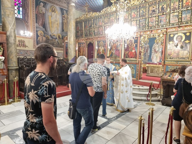 Празнуваме всички светии, които със силата на Светия дух вършеха и вършат чудеса, каза отец Иван от Русе