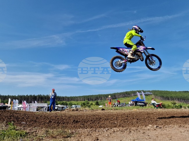 Над сто състезатели от България, Гърция и Турция участват в Държавното първенство по мотокрос GRAND PRIX PERNIK 2025