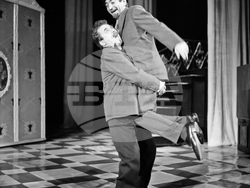 Георги Калоянчев в ролата на Големанов и Георги Парцалев в ролята на Горилков. Пресфото-БТА, снимка: Димитър Янев/архив