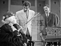 Стоянка Мутафова в ролята на Баба Гицка, Георги Парцалев в ролята на Горилков. Пресфото-БТА, снимка: Димитър Янев/архив