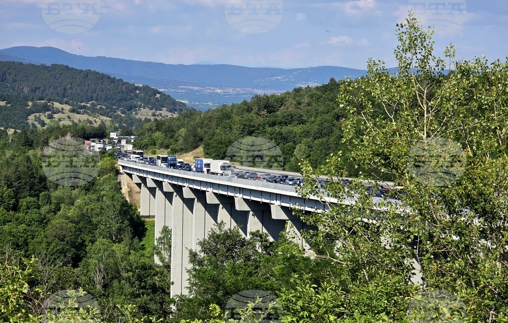 Шофьорите да се движат с повишено внимание между 49-и и 48-и км на АМ "Хемус" в посока София заради премахване на крайпътна растителност