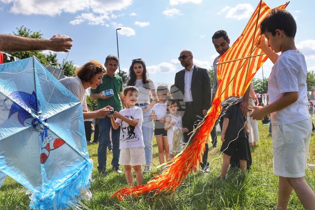 Хвърчила и балони на надеждата полетяха в небето над Анкара 