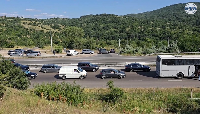 Възпламенил се автомобил временно ограничи движението на автомагистрала „Тракия“