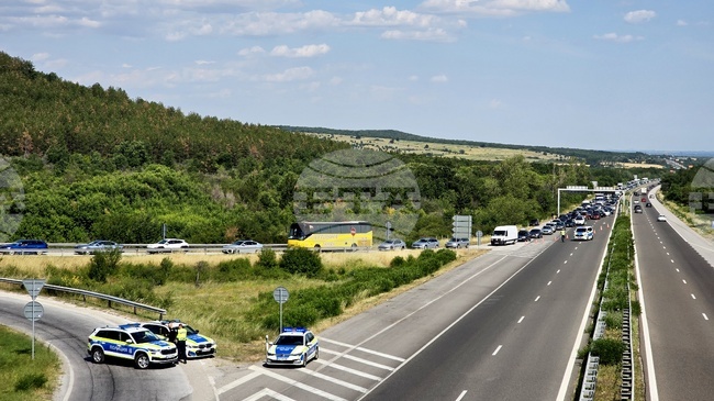 Полицаи са помогнали на около 60 чужденци да напуснат автобус, аварирал в тунел „Траянови врата“