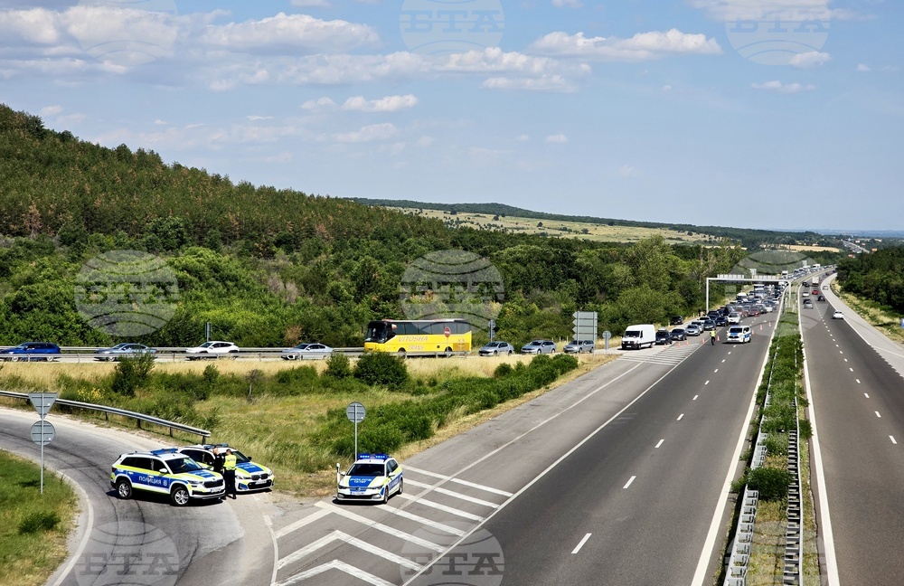 Полицаи са помогнали на около 60 чужденци да напуснат автобус, аварирал в тунел „Траянови врата“