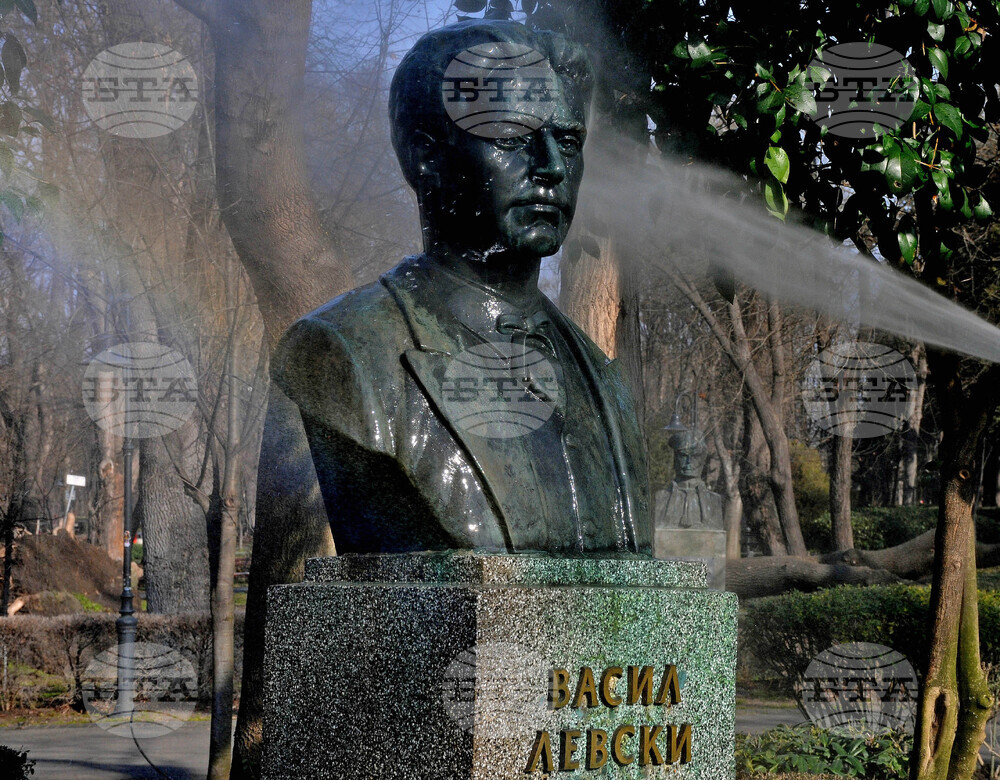 Братята журналисти Кеворк и Степан Дадурян почистиха паметника на Васил Левски в Морската градина на Бургас