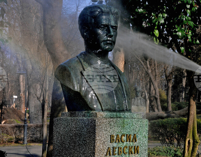  Братята журналисти Кеворк и Степан Дадурян почистиха паметника на Васил Левски в Морската градина на Бургас 