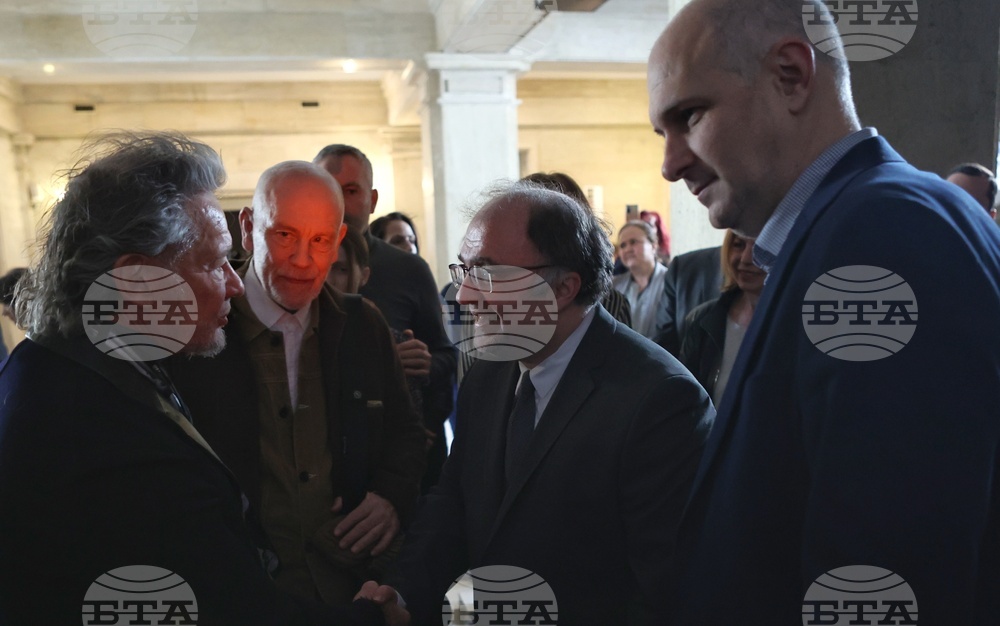 „Малкович, Малкович, Малкович: Почит към майсторите на фотографията" - изложба