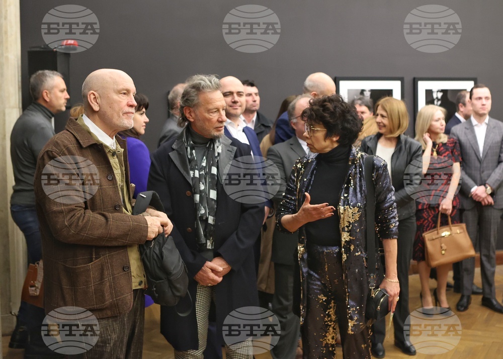 „Малкович, Малкович, Малкович: Почит към майсторите на фотографията" - изложба