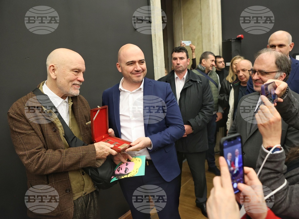 „Малкович, Малкович, Малкович: Почит към майсторите на фотографията" - изложба