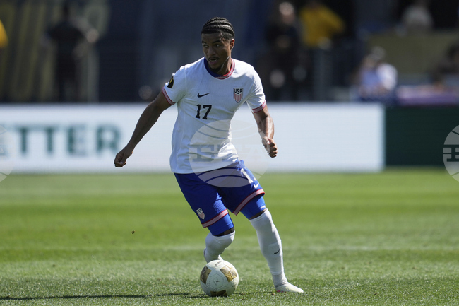 Байер (Леверкузен) е приготвил 40 милиона евро за покупката на атакуващия полузащитник Малик Тилман от ПСВ Айндховен