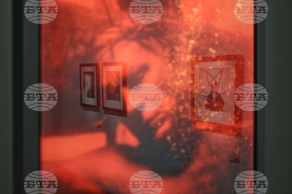 „Малкович, Малкович, Малкович: Почит към майсторите на фотографията" - изложба