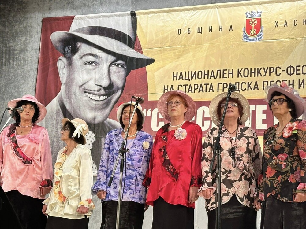 Вокална група "Нежни думи" спечели първа награда на Националния конкурс фестивал "С песните на Ари" в Хасково