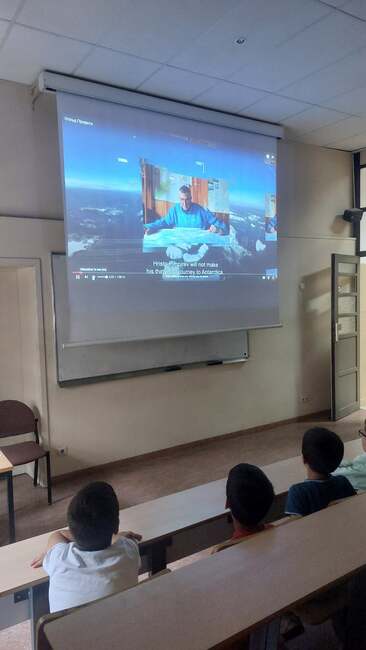 Българските антарктици вдъхновиха деца от училище „Пейо Яворов“ в Брюксел с филма „Отвъд предела“