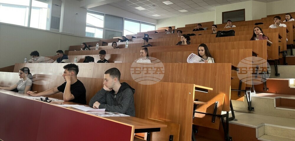 За първи път в УНСС се състоя единен приемен изпит по математика във формата на матурите за общообразователна подготовка