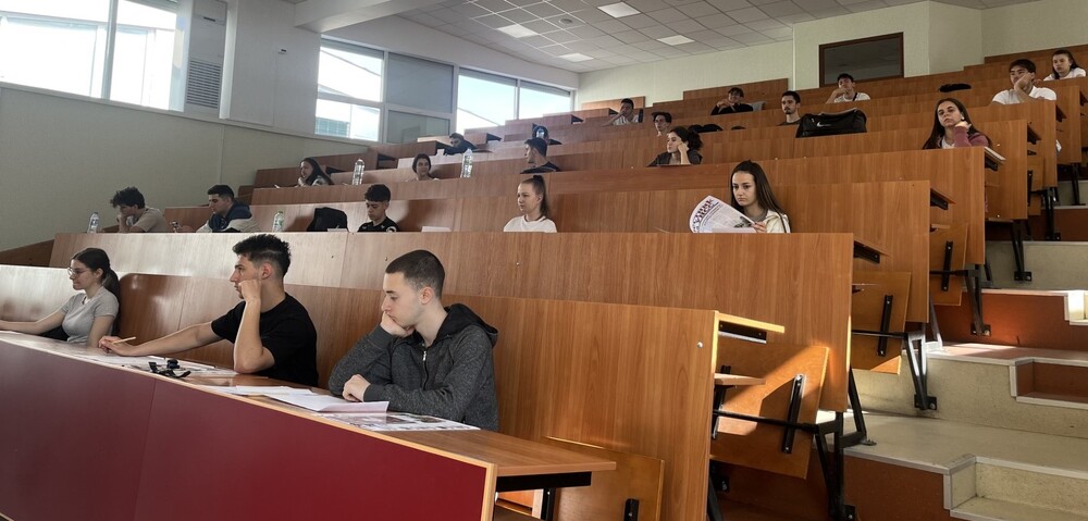За първи път в УНСС се състоя единен приемен изпит по математика във формата на матурите за общообразователна подготовка