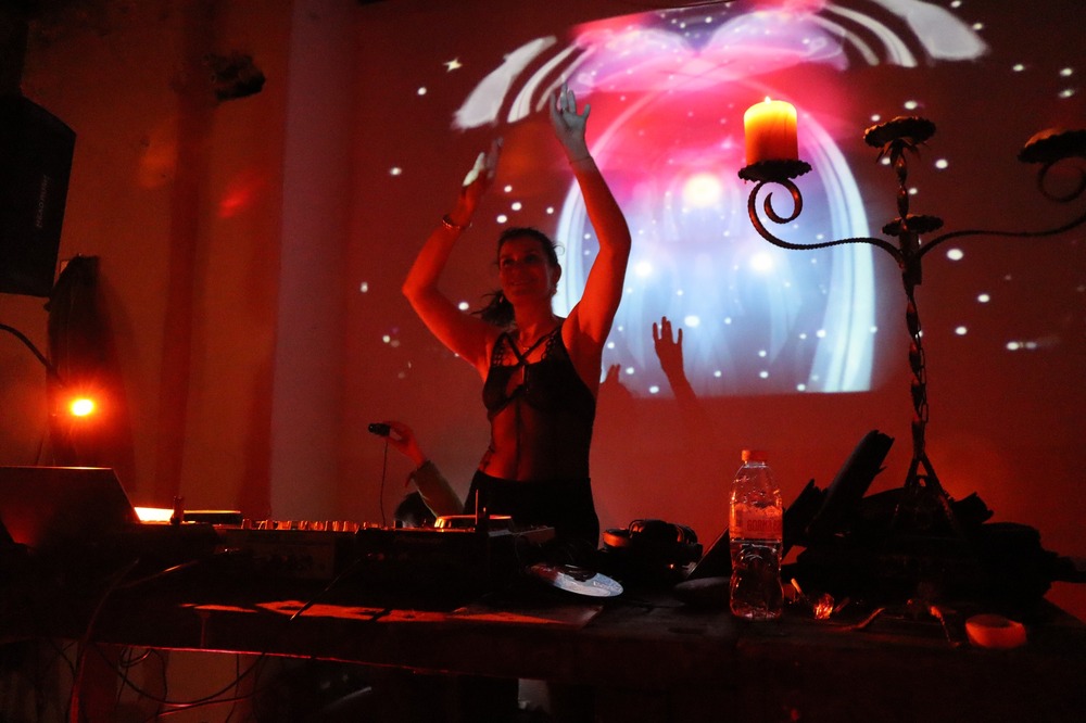 Сетивни спектакли, пътувания, градски намеси и аудиовизуални концерти трансформират София 