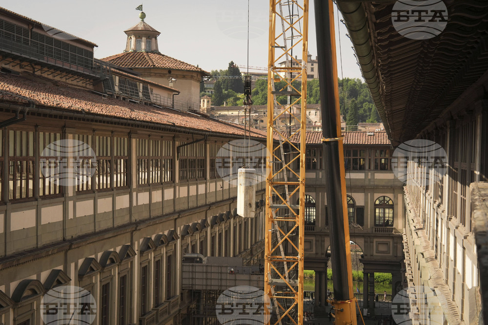 Italy Uffizi Crane