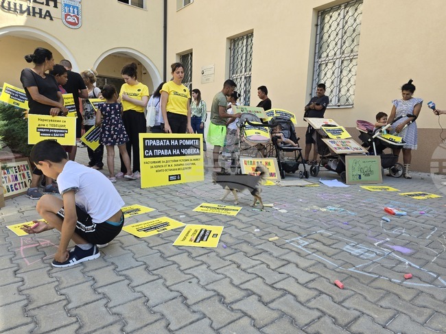 Къщи с тебешир нарисуваха хора, подкрепящи останалите без дом след събарянето на незаконни постройки в столичния ж.к. "Захарна фабрика"