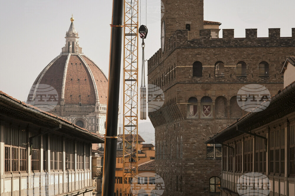 Italy Uffizi Crane