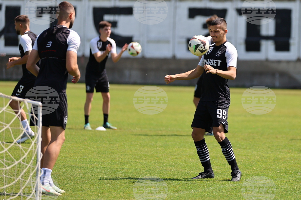 Футболистите на Локомотив Пловдив преминаха медицински тестове, продължават с тежките тренировки