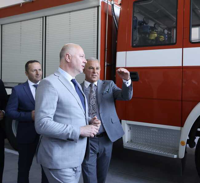 Премиерът Росен Желязков: Обновяваме техниката и условията за работа в пожарните служби