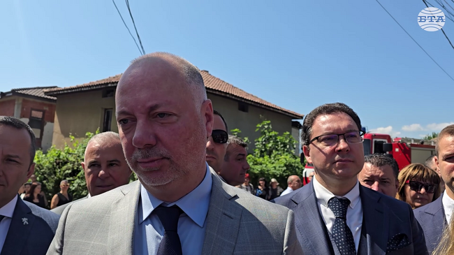 В Иран има шестима българи, които търсят начин да напуснат страната, каза премиерът Росен Желязков пред журналисти в Симитли