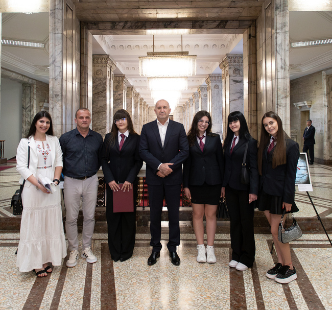 Румен Радев се срещна с ученици, създали изложбата „Не пренасяйте войната от вашите умове в нашите сърца“, представена в президентската институция 