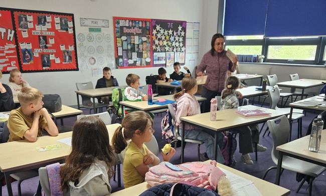 Писателката и илюстратор на детски книги Гергана Ефремова се срещна с ученици от училище „Пламъче“ в Милтън Кийнс