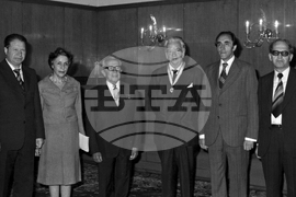 Митко Григоров връчва орден "Мадарски конник" на председателя на Международният олимпийски комитет (МОК) Лорд Киланин