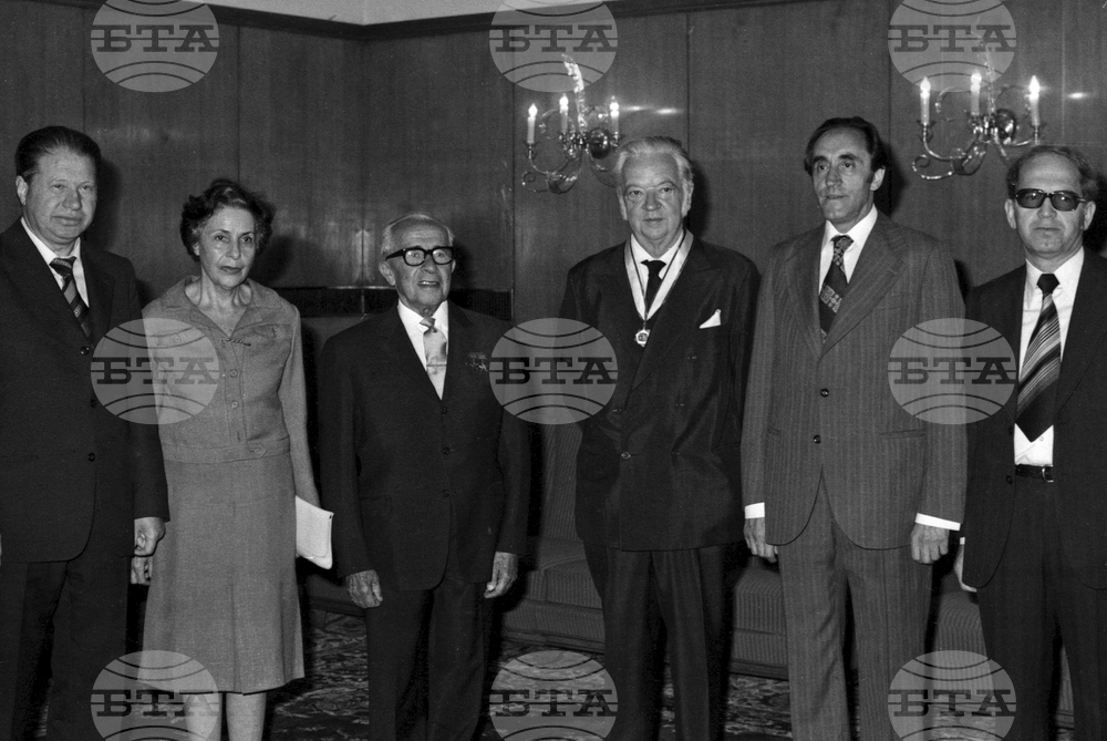 Митко Григоров връчва орден "Мадарски конник" на председателя на Международният олимпийски комитет (МОК) Лорд Киланин