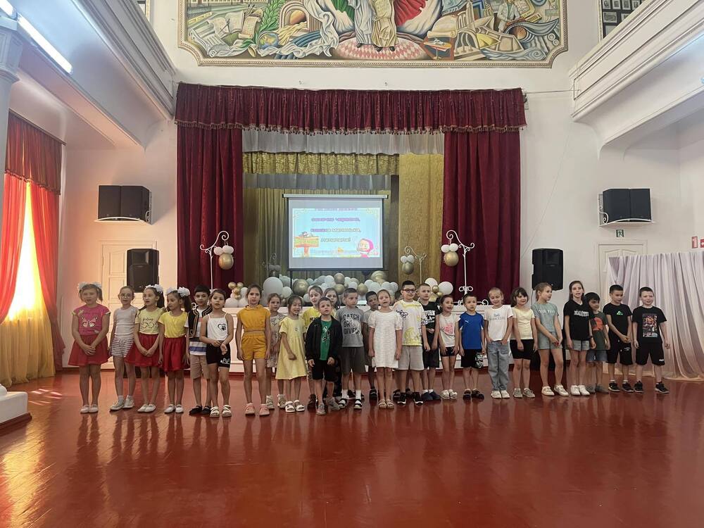 Шоу на таланти в училищния лагер „Островът на детството“ се състоя в Болградската гимназия в Украйна