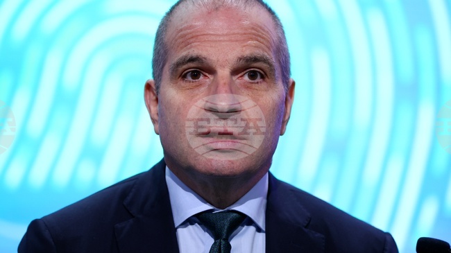 Министър Гроздан Караджов е подал сигнал до Комисията за защита от дискриминация заради случая с „Райънеър“