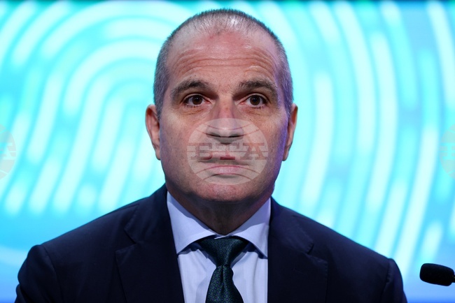 Министър Гроздан Караджов е подал сигнал до Комисията за защита от дискриминация заради случая с „Райънеър“