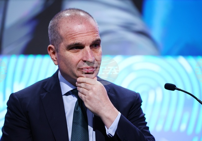 Железопътният транспорт ще се превърне в гръбнака на обществения транспорт, каза министър Гроздан Караджов