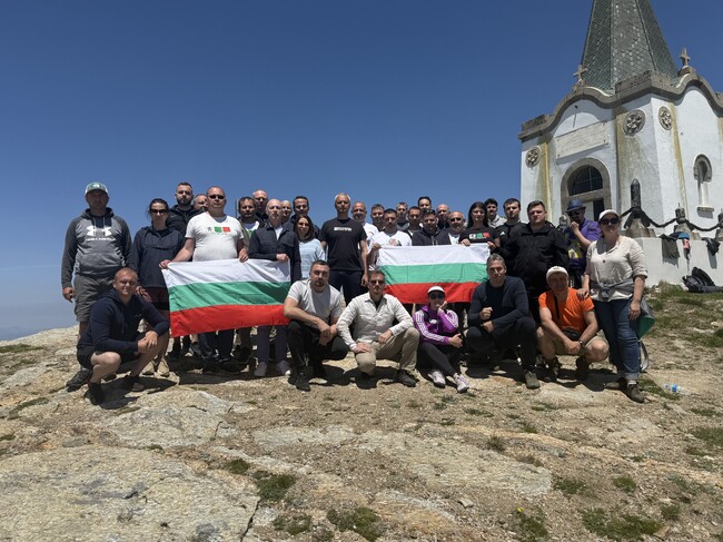 “Възраждане” изкачиха връх Каймакчалан за единадесетата си годишнина
