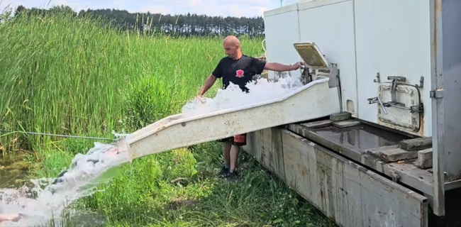 За премахване на излишна растителност на язовир „Каваците“ край Попово любители зарибиха 500 кг бял амур