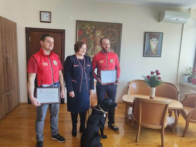 Кметът на Община Троян награди спасителите и кучето, участвали в спасяването на хора след земетресението в Турция