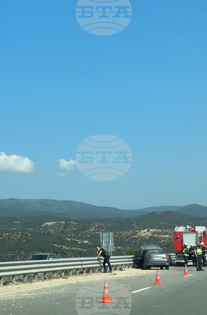 Жена на 24 години загина при тежка катастрофа между селата Михнево и Кърналово в община Петрич