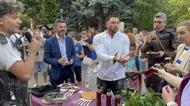 Хляб, вино, миди и фурми с ядки, приготвяни на място по древни римски рецепти, представи Разградският музей на Фестивала на античното наследство „Орел на Дунава“