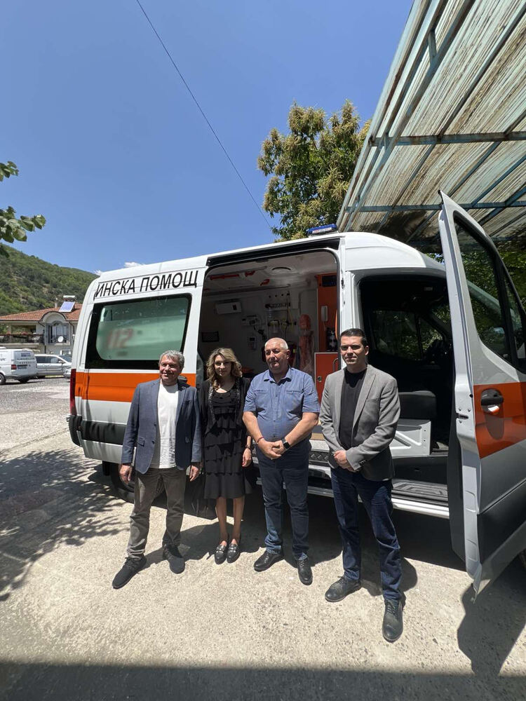 Специализирана високопроходима линейка получиха жителите на община Кресна